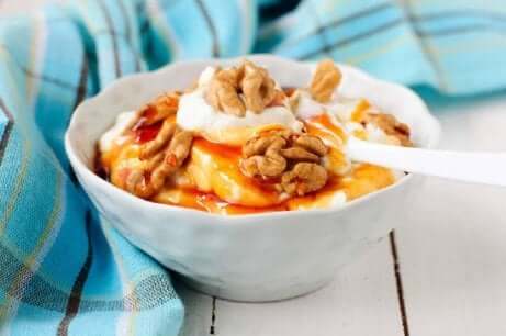 Yoghurt med nøtter