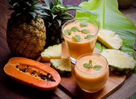 Ananas- og papayasmoothie