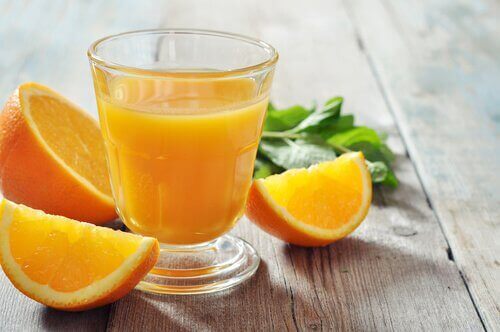 Appelsinjuice for å styrke neglene