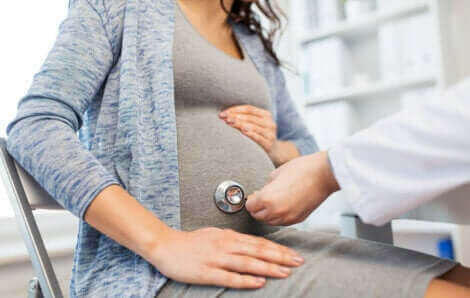 En gravid kvinne på et legebesøk.