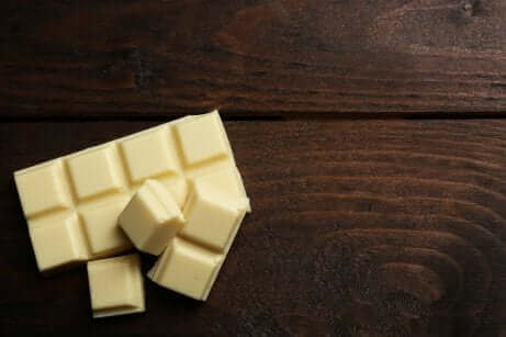 En hvit sjokoladeplate på bordet.