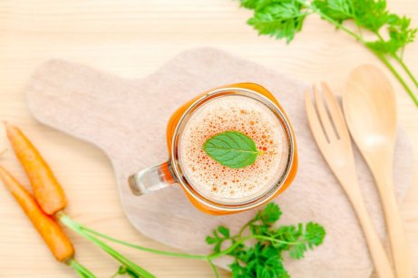 En kopp med gulrot-detox
