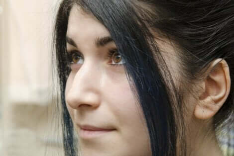 En kvinne med stor nese.