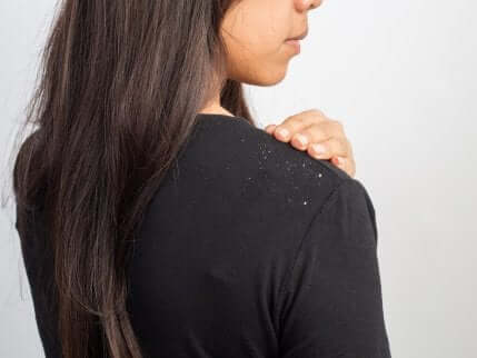 En kvinne som flasser.