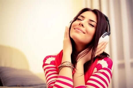 Tips for å unngå søvnighet på dagtid: En kvinne som lytter til musikk med hodetelefoner