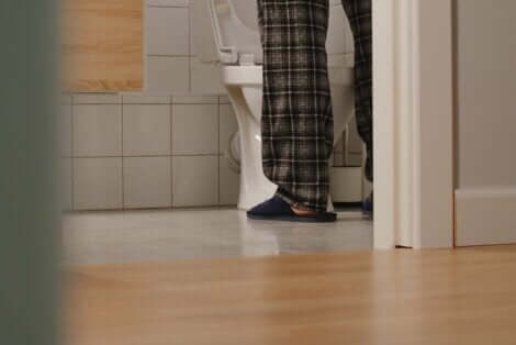 En mann med urininkontinens.