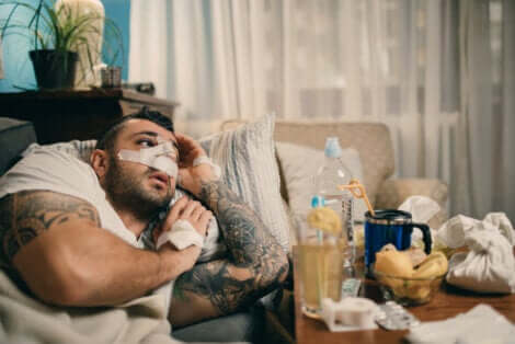 En mann som har plaster over nesen.