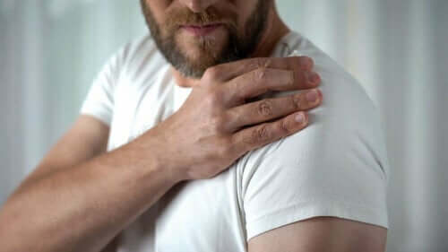 En mann som ser på skulderen sin.