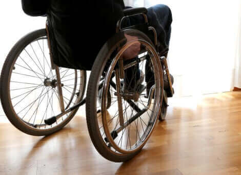 En person med multippel sklerose i rullestol.
