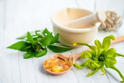 Fire peppermyntekapsler på en skje.