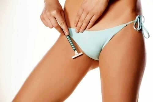 En kvinne som barberer bikinilinjen