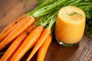 Hvordan du lager en hjemmelaget gulrotsmoothie og dens fordeler