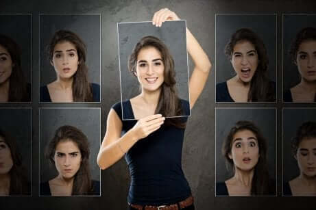 Kvinne med bilder av mange ansikter, hvert med forskjellige følelser