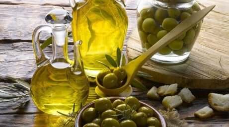 Olivenolje og oliven på et bord