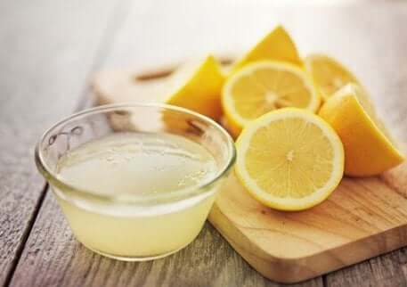 Sitronsaft og blandingen av følgende sitrusingredienser hjelper deg med å kontrollere og redusere forekomsten av hår.