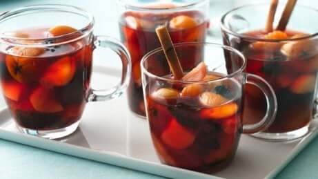 Smakfulle punsjer på et brett