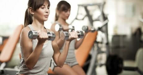 To kvinner som trener med vekter