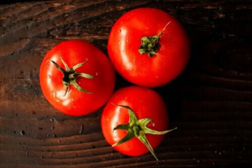 Tre tomater på en treplate.
