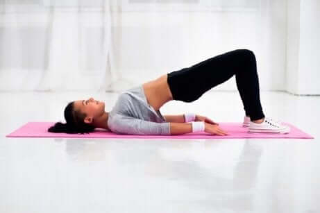 en kvinne som gjør en bro