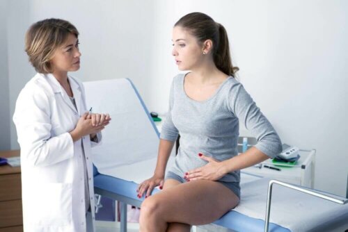en lege som snakker med pasienten sin om uregelmessige menstruasjoner