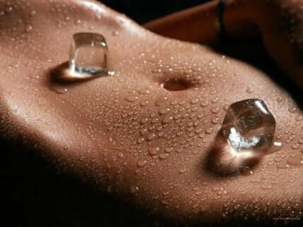 isbiter som ligger på en kvinnes mage