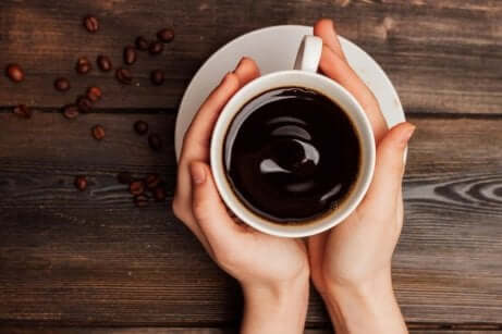 slutte å drikke kumelk: kaffe i en hvit kopp