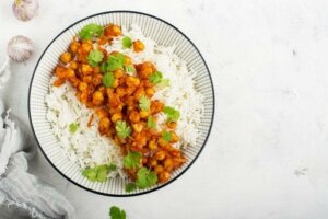 Slik lager du en curry med kikerter og basmatiris