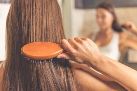 Kvinne børster håret