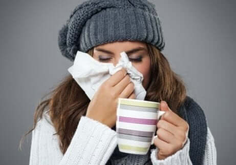 kvinne med forkjølelse