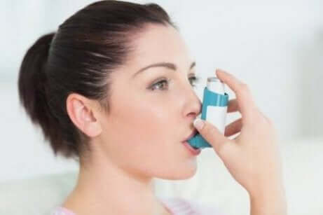kvinne som bruker en astmainhalator