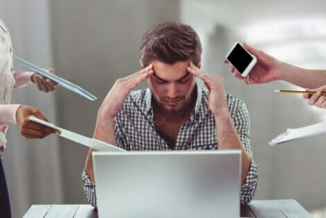 Mann lider av stress