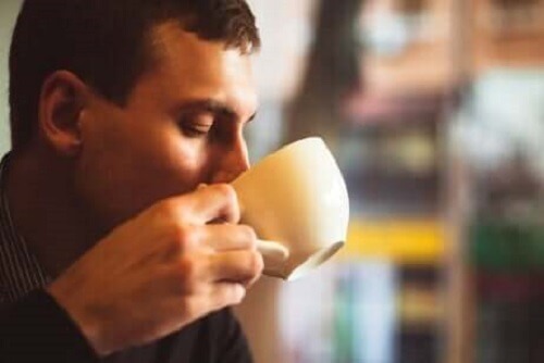 Mann som drikker kaffe.