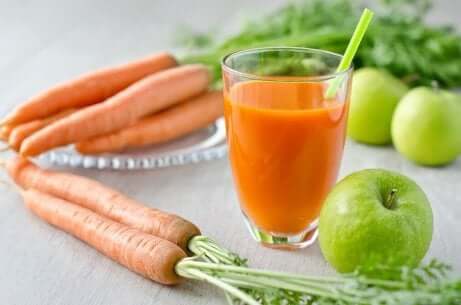 Smoothie med gulrot og eple for å nære håret ditt