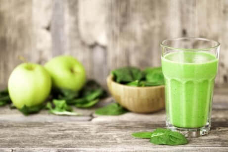 Spinat-, eple- og salatsmoothie