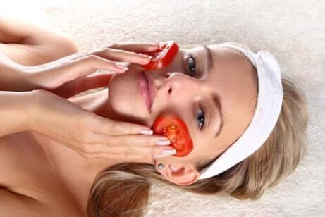 Du kan også bruke tomater for å fjerne flekker i ansiktet.