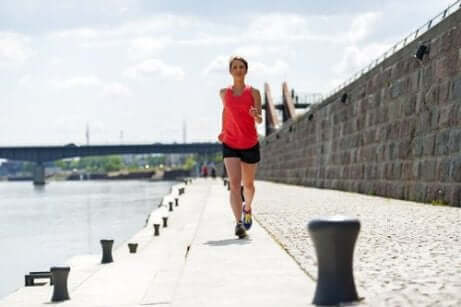 En kvinne som jogger