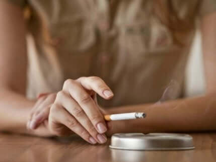 Faktorer som kan forårsake tidlig overgangsalder: En kvinne som røyker