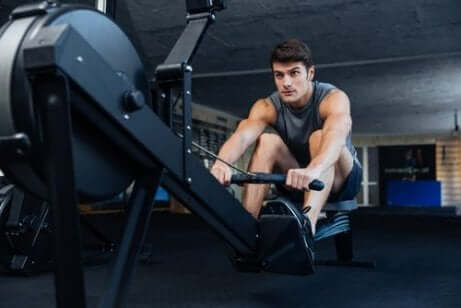 Muskelhypertrofi: En mann som sitter på en romaskin på et treningsstudio