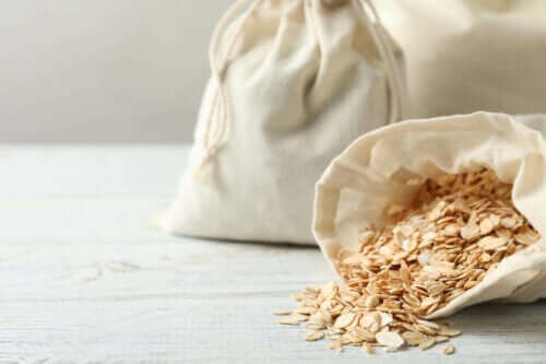 Et par poser med havregryn.