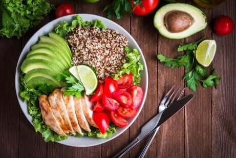 Quinoa i en salat med kylling og avokado