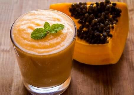 Smoothie med papaya, appelsin og sitron