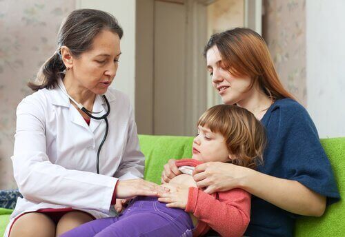 Barn som undersøkes for tarmorm.