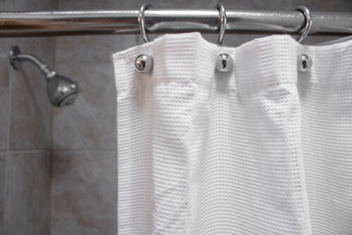 5 tips for å rengjøre dusjforheng og holde det fritt for mugg