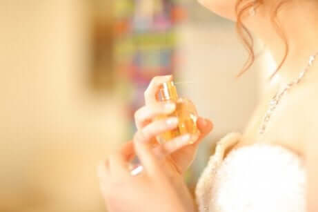 en kvinne som tar på seg parfyme