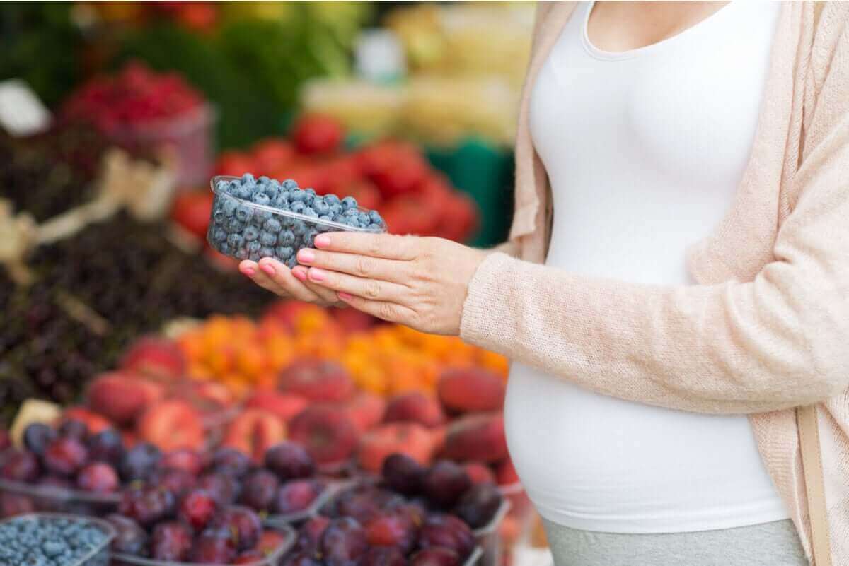 Gravid kvinne med bær