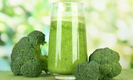 grønn juice med brokkoli ved siden av