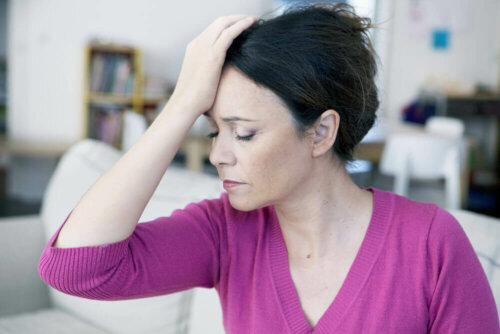 Kvinne med hodepine.