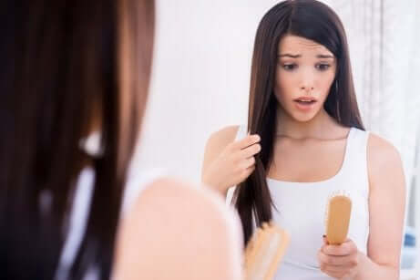 Kvinne med sår hodebunn