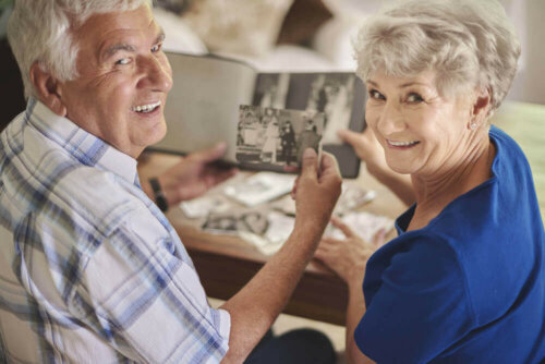 Par som ser på bilder.