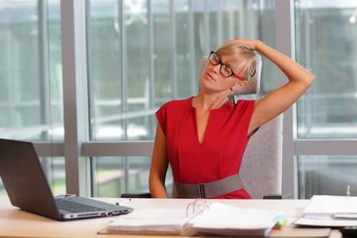 En sliten kvinne på et kontor